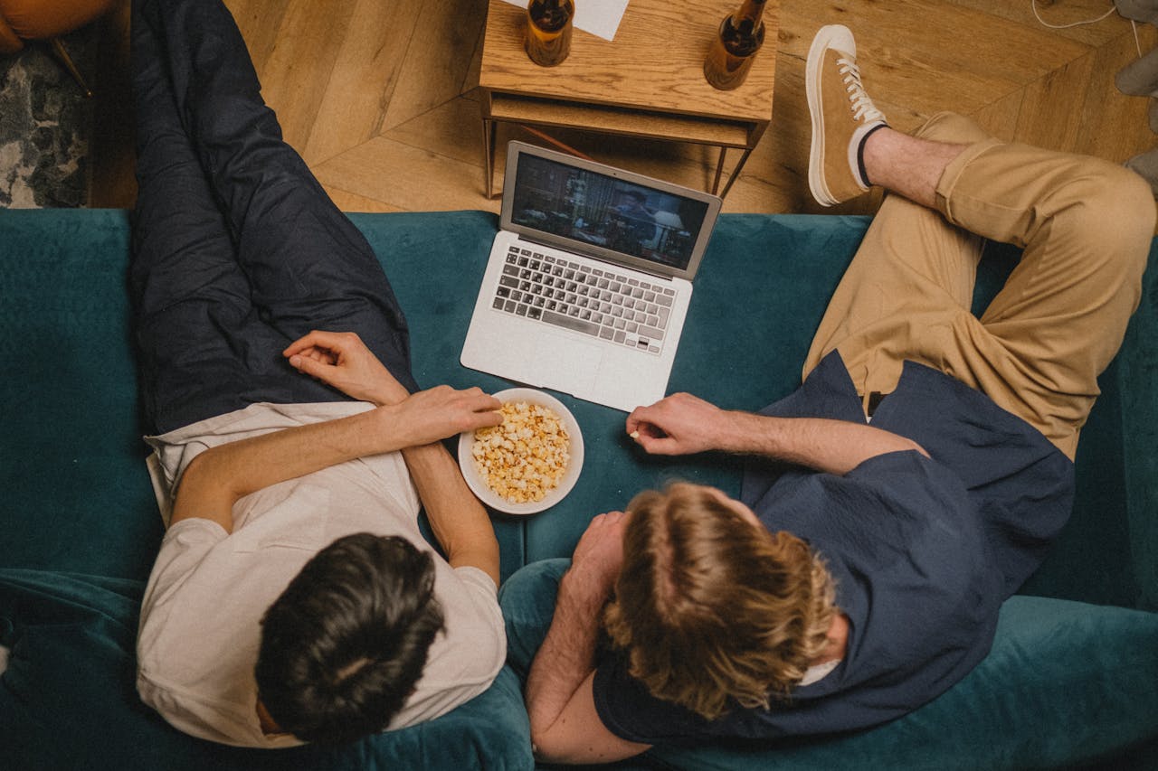 Wpływ Netflixa i HBO Max na rynek filmowy ma wiele aspektów. Zmienia to jak oglądamy, ale też to jak się produkuje filmy i seriale.