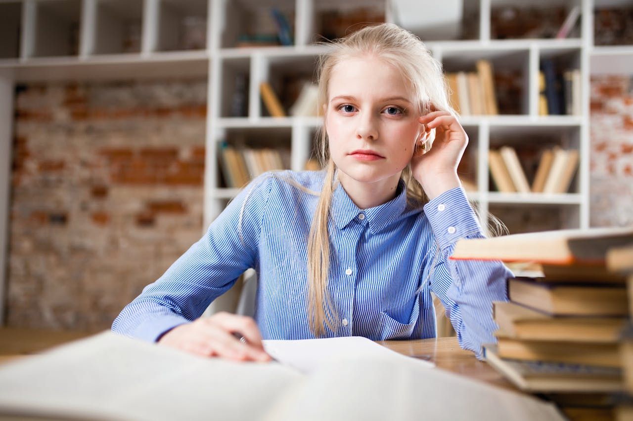Studentka zastanawia się czy warto studiować w 2025 roku