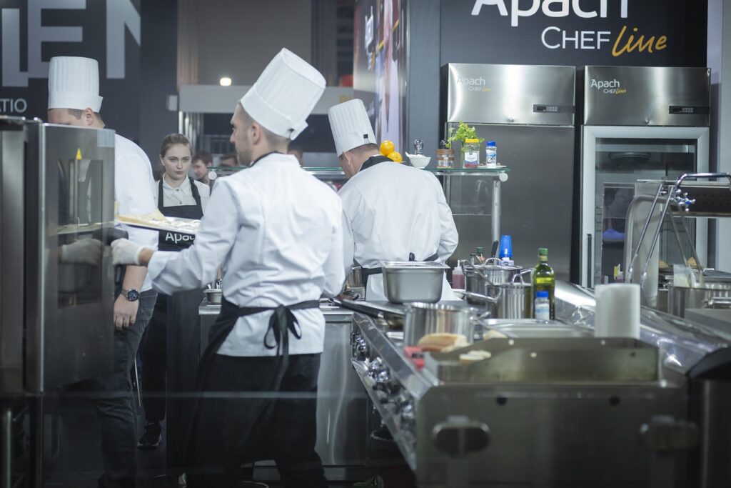 wnętrze kuchni w restauracji