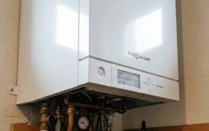 Nowoczesny kocioł gazowy kondensacyjny zamontowany w polskim domu