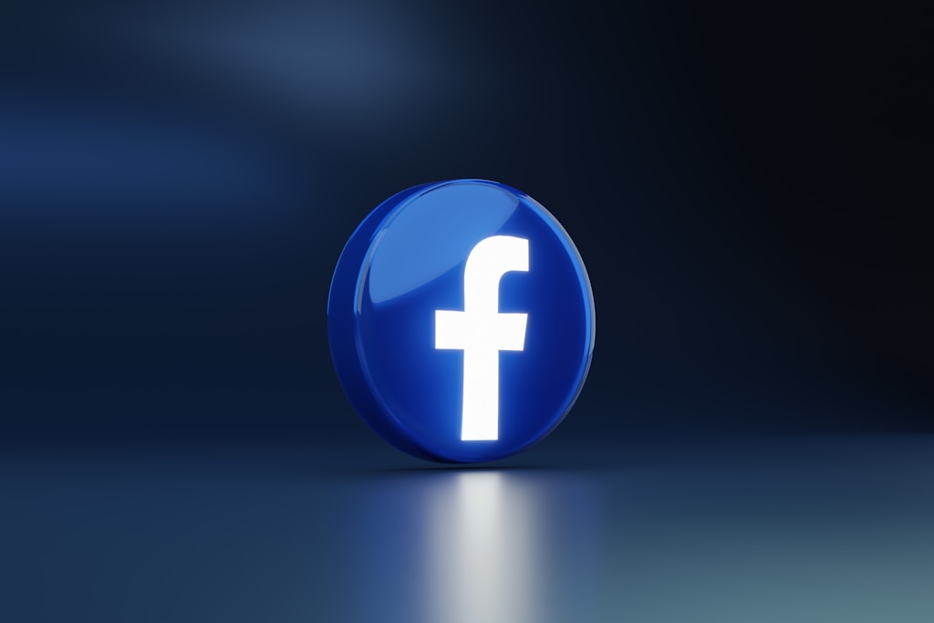 Logo Facebook na niebieskim tle – promocja fanpage’a i obserwujących
