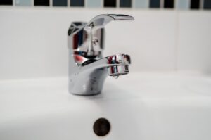 Chromowana bateria umywalkowa w nowoczesnej łazience