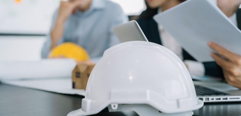Kask ochronny i dokumentacja podczas szkolenia zespołu budowlanego